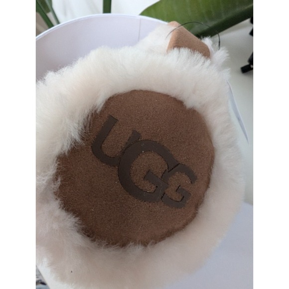 UGG NEW IN BOX SHEEPSKIN & CHESTNUT LOGO EARMUFFS - Picture 6 of 6